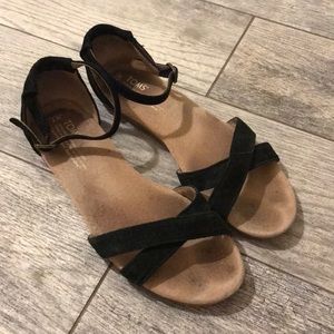 EUC Black Toms sandals size 7